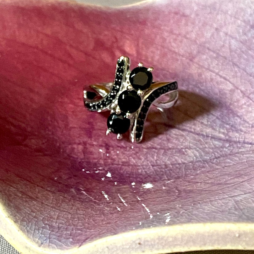 NWOT BLACK SPINEL 3 STONE STERLING RING